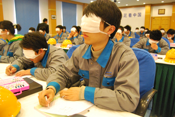 室內(nèi)拓展訓(xùn)練項(xiàng)目【蒙眼作畫】