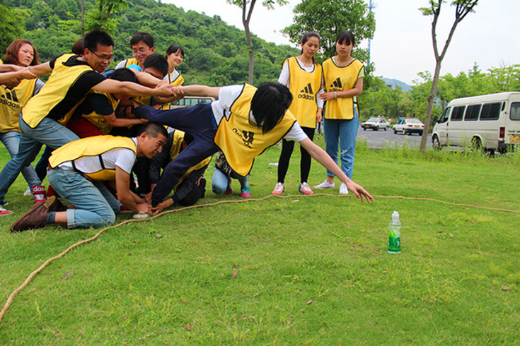 拓展訓(xùn)練團(tuán)隊(duì)游戲【雷區(qū)取水】
